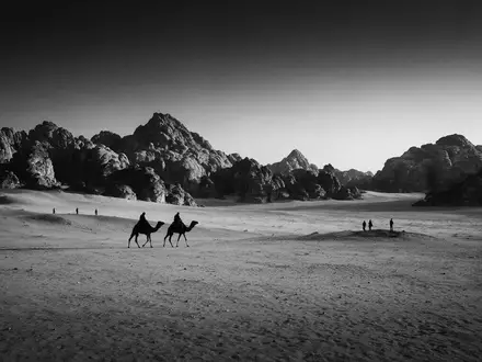 Schwarzweiss-Reportagebild vom Wahrzeichen Wadi Rum in Aqaba Jordanien, dokumentarische Reisefotografie mit starken Kontrasten - Foto: THN