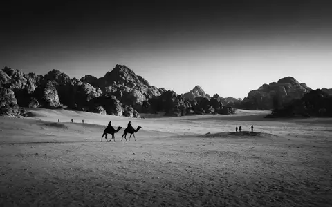Schwarzweiss-Reportagebild vom Wahrzeichen Wadi Rum in Aqaba Jordanien, dokumentarische Reisefotografie mit starken Kontrasten - Foto: THN