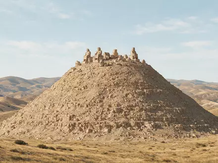 Moderner Architektur-Render zeigt Silhouette von Nemrut Dagi in Adiyaman Türkei, klare Linien und neutrales Tageslicht - Foto: THN
