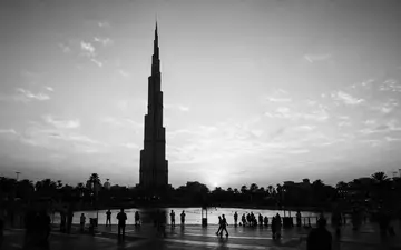 Schwarzweiss-Reportagebild vom Wahrzeichen Burj Khalifa Dubai in Dubai VAE, dokumentarische Reisefotografie mit starken Kontrasten - Foto: THN