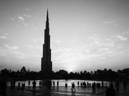 Schwarzweiss-Reportagebild vom Wahrzeichen Burj Khalifa Dubai in Dubai VAE, dokumentarische Reisefotografie mit starken Kontrasten - Foto: THN