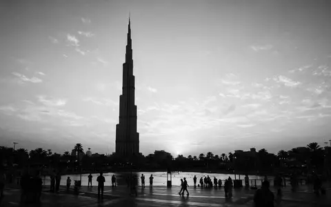 Schwarzweiss-Reportagebild vom Wahrzeichen Burj Khalifa Dubai in Dubai VAE, dokumentarische Reisefotografie mit starken Kontrasten - Foto: THN