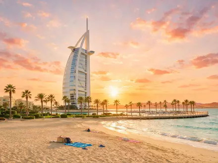 Editorialbild im Reisemagazin-Stil vom Wahrzeichen Burj Al Arab Dubai in Dubai VAE, ausgewogene Bildgestaltung und - Foto: THN
