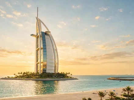 Fotorealistische Panoramaaufnahme von Burj Al Arab Dubai in Dubai VAE, warmes Abendlicht auf Wahrzeichen - Foto: THN