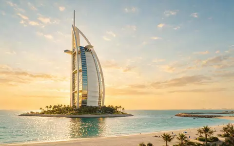 Fotorealistische Panoramaaufnahme von Burj Al Arab Dubai in Dubai VAE, warmes Abendlicht auf Wahrzeichen - Foto: THN