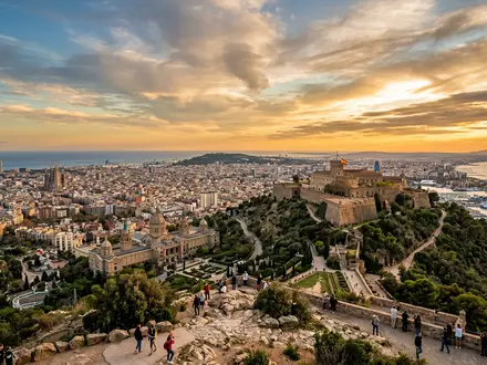Fotorealistische Panoramaaufnahme von Montjuic Barcelona in Barcelona Spanien, warmes Abendlicht auf Wahrzeichen - Foto: THN