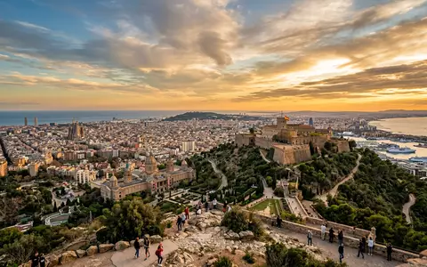 Fotorealistische Panoramaaufnahme von Montjuic Barcelona in Barcelona Spanien, warmes Abendlicht auf Wahrzeichen - Foto: THN