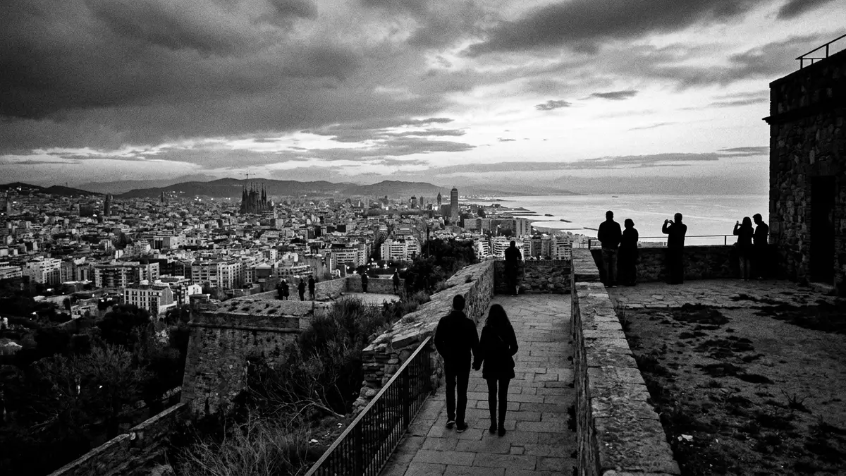 Schwarzweiss-Reportage vom Wahrzeichen Montjuic Barcelona in Barcelona, Spanien
