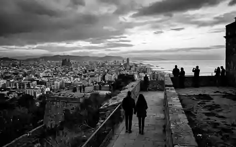 Schwarzweiss-Reportagebild vom Wahrzeichen Montjuic Barcelona in Barcelona Spanien, dokumentarische Reisefotografie mit starken Kontrasten - Foto: THN