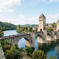 Editorialbild im Reisemagazin-Stil vom Wahrzeichen Pont Valentre Cahors in Cahors Frankreich, ausgewogene Bildgestaltung und natuerliches - Foto: THN