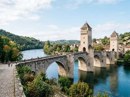 Editorialbild im Reisemagazin-Stil vom Wahrzeichen Pont Valentre Cahors in Cahors Frankreich, ausgewogene Bildgestaltung und natuerliches - Foto: THN