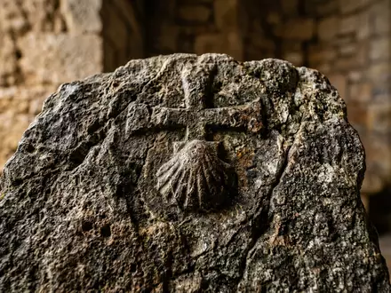 Extreme Makroaufnahme eines Materialdetails am Wahrzeichen Rocamadour in Rocamadour Frankreich, taktile Struktur und weiches Seitenlicht - Foto: THN