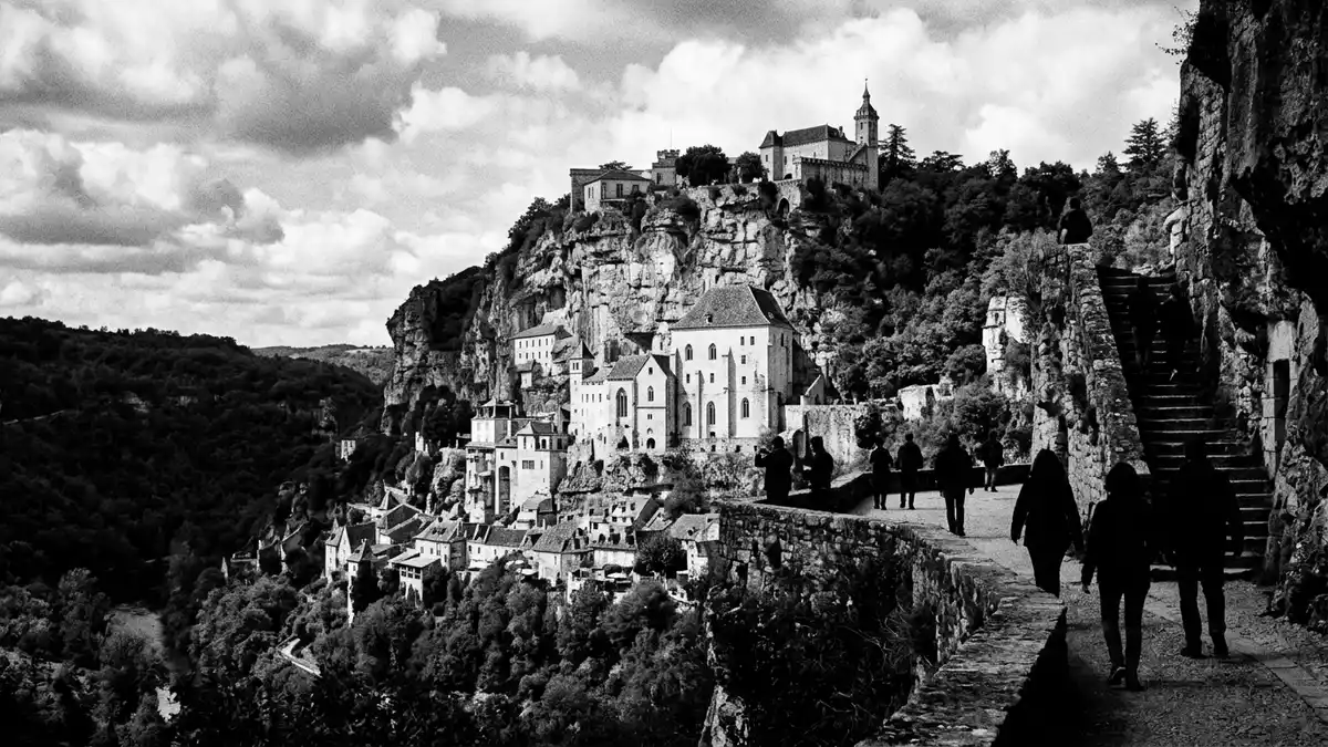 Schwarzweiss-Reportage vom Wahrzeichen Rocamadour in Rocamadour, Frankreich