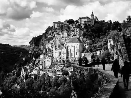 Schwarzweiss-Reportagebild vom Wahrzeichen Rocamadour in Rocamadour Frankreich, dokumentarische Reisefotografie mit starken Kontrasten - Foto: THN