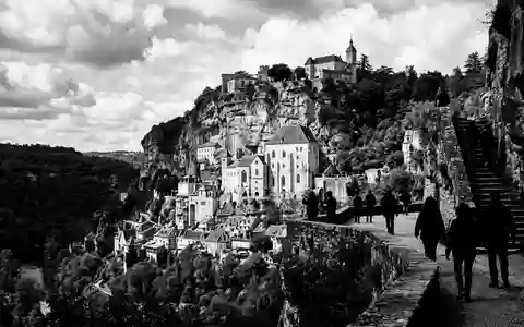 Schwarzweiss-Reportagebild vom Wahrzeichen Rocamadour in Rocamadour Frankreich, dokumentarische Reisefotografie mit starken Kontrasten - Foto: THN