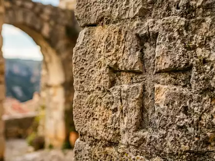 Extreme Makroaufnahme eines Materialdetails am Wahrzeichen Verdonschlucht in Moustiers-Sainte-Marie Frankreich, taktile Struktur und weiches Seitenlicht - Foto: THN