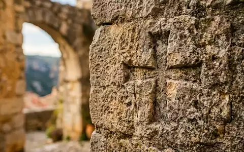 Extreme Makroaufnahme eines Materialdetails am Wahrzeichen Verdonschlucht in Moustiers-Sainte-Marie Frankreich, taktile Struktur und weiches Seitenlicht - Foto: THN