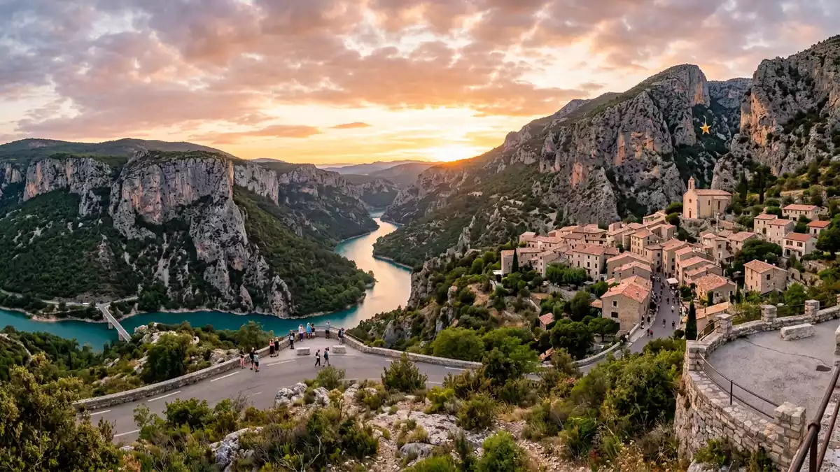 Fotorealistische Ansicht von Verdonschlucht in Moustiers-Sainte-Marie, Frankreich im Abendlicht