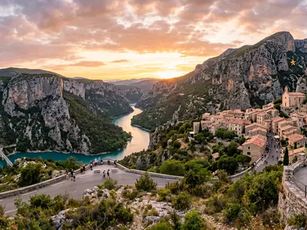 Fotorealistische Panoramaaufnahme von Verdonschlucht in Moustiers-Sainte-Marie Frankreich, warmes Abendlicht auf Wahrzeichen im Reisemotiv - Foto: THN