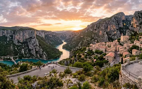Fotorealistische Panoramaaufnahme von Verdonschlucht in Moustiers-Sainte-Marie Frankreich, warmes Abendlicht auf Wahrzeichen im Reisemotiv - Foto: THN
