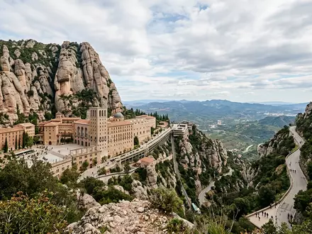 Editorialbild im Reisemagazin-Stil vom Wahrzeichen Kloster Montserrat in Montserrat Spanien, ausgewogene Bildgestaltung und natuerliches Umgebungslicht - Foto: THN