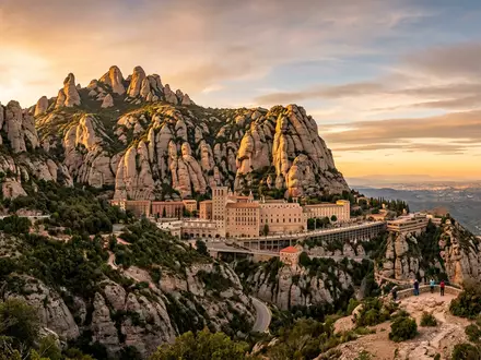 Fotorealistische Panoramaaufnahme von Kloster Montserrat in Montserrat Spanien, warmes Abendlicht auf Wahrzeichen - Foto: THN
