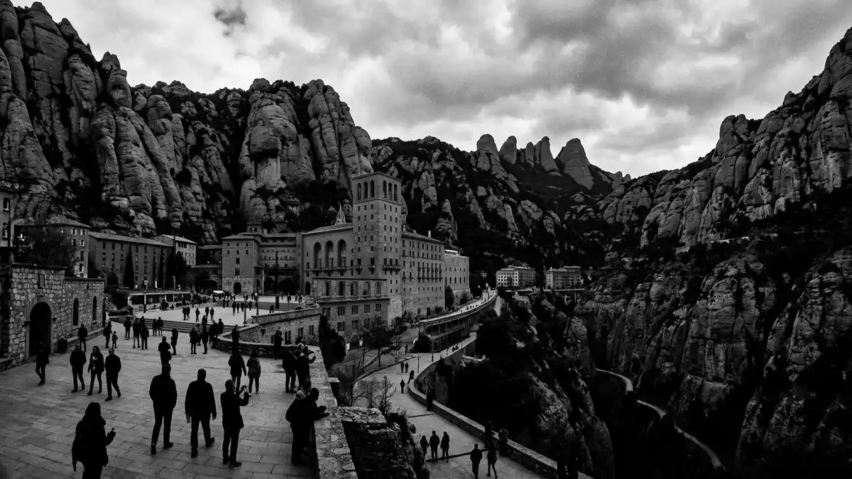 Schwarzweiss-Reportage vom Wahrzeichen Kloster Montserrat in Montserrat, Spanien