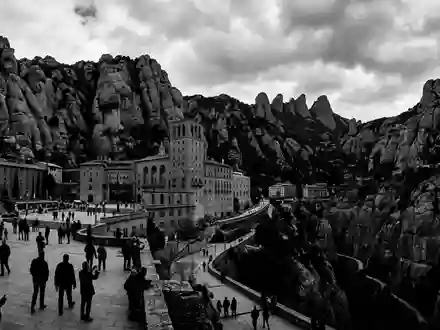 Schwarzweiss-Reportagebild vom Wahrzeichen Kloster Montserrat in Montserrat Spanien, dokumentarische Reisefotografie mit starken Kontrasten - Foto: THN