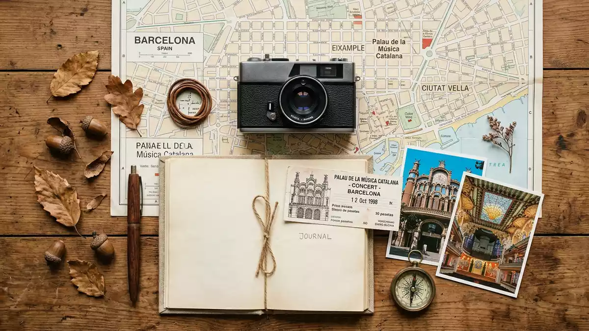 Flatlay-Reise-Arrangement rund um Palau de la Musica Catalana in Barcelona, Spanien