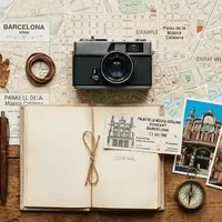Flatlay-Reise-Arrangement rund um Palau de la Musica Catalana in Barcelona Spanien, Karte Kompass Kamera und - Foto: THN