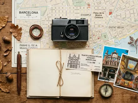 Flatlay-Reise-Arrangement rund um Palau de la Musica Catalana in Barcelona Spanien, Karte Kompass Kamera und - Foto: THN