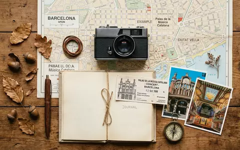 Flatlay-Reise-Arrangement rund um Palau de la Musica Catalana in Barcelona Spanien, Karte Kompass Kamera und - Foto: THN