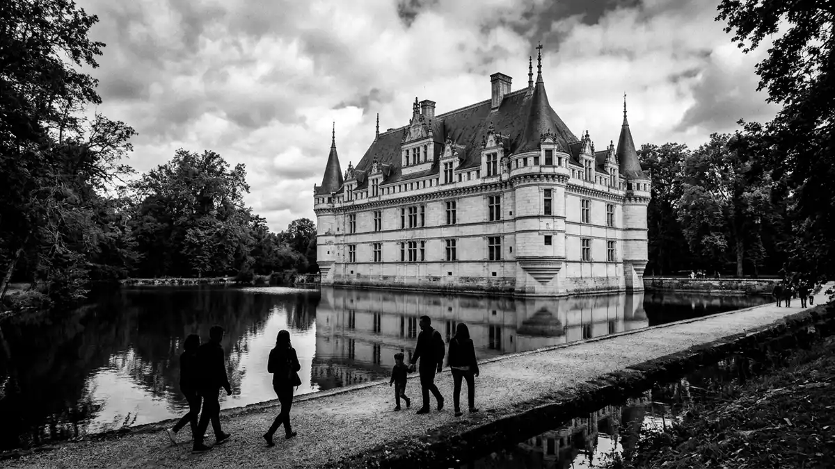 Schwarzweiss-Reportage vom Wahrzeichen Schloss Azay-le-Rideau in Azay-le-Rideau, Frankreich