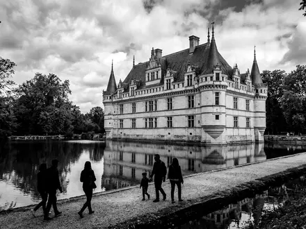Schwarzweiss-Reportagebild vom Wahrzeichen Schloss Azay-le-Rideau in Azay-le-Rideau Frankreich, dokumentarische Reisefotografie mit starken Kontrasten - Foto: THN
