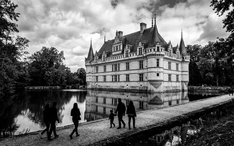 Schwarzweiss-Reportagebild vom Wahrzeichen Schloss Azay-le-Rideau in Azay-le-Rideau Frankreich, dokumentarische Reisefotografie mit starken Kontrasten - Foto: THN