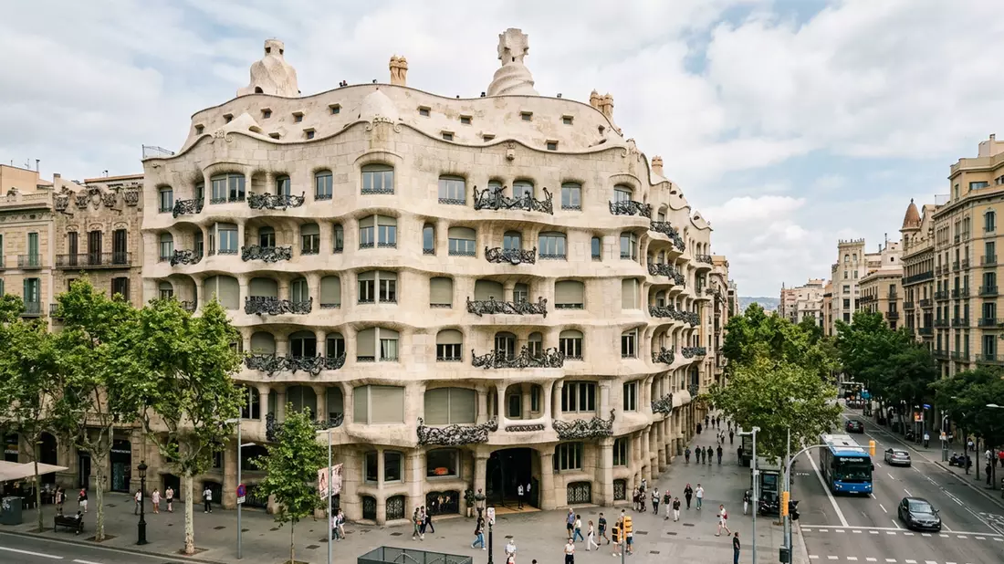 Editorial-Reisemagazinbild vom Wahrzeichen Casa Mila Barcelona in Barcelona, Spanien