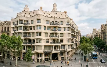 Editorialbild im Reisemagazin-Stil vom Wahrzeichen Casa Mila Barcelona in Barcelona Spanien, ausgewogene Bildgestaltung und natuerliches - Foto: THN