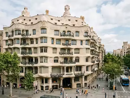 Editorialbild im Reisemagazin-Stil vom Wahrzeichen Casa Mila Barcelona in Barcelona Spanien, ausgewogene Bildgestaltung und natuerliches - Foto: THN