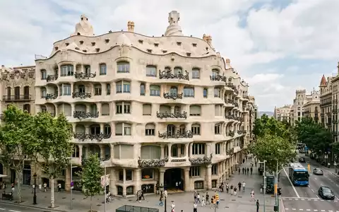 Editorialbild im Reisemagazin-Stil vom Wahrzeichen Casa Mila Barcelona in Barcelona Spanien, ausgewogene Bildgestaltung und natuerliches - Foto: THN