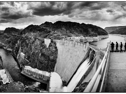 Schwarzweiss-Reportagebild vom Wahrzeichen Hoover Dam in Boulder City USA, dokumentarische Reisefotografie mit starken Kontrasten - Foto: THN