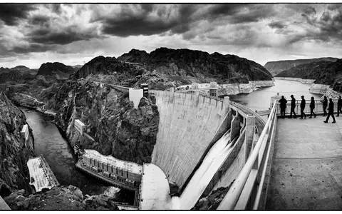 Schwarzweiss-Reportagebild vom Wahrzeichen Hoover Dam in Boulder City USA, dokumentarische Reisefotografie mit starken Kontrasten - Foto: THN