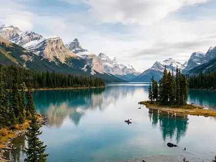 Editorialbild im Reisemagazin-Stil vom Wahrzeichen Jasper-Nationalpark in Jasper Kanada, ausgewogene Bildgestaltung und natuerliches Umgebungslicht - Foto: THN