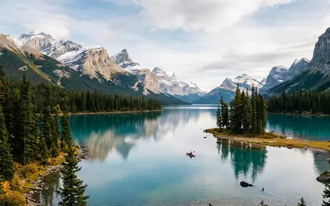 Editorialbild im Reisemagazin-Stil vom Wahrzeichen Jasper-Nationalpark in Jasper Kanada, ausgewogene Bildgestaltung und natuerliches Umgebungslicht - Foto: THN
