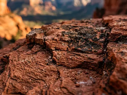 Extreme Makroaufnahme eines Materialdetails am Wahrzeichen Sedona Red Rocks in Sedona USA, taktile Struktur und - Foto: THN