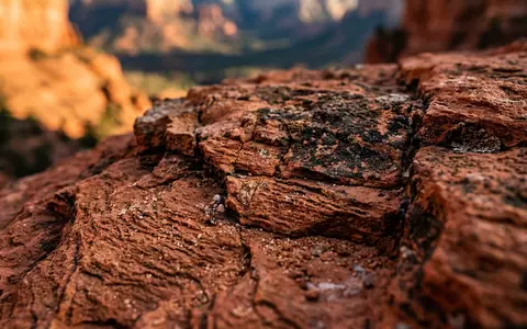 Extreme Makroaufnahme eines Materialdetails am Wahrzeichen Sedona Red Rocks in Sedona USA, taktile Struktur und - Foto: THN
