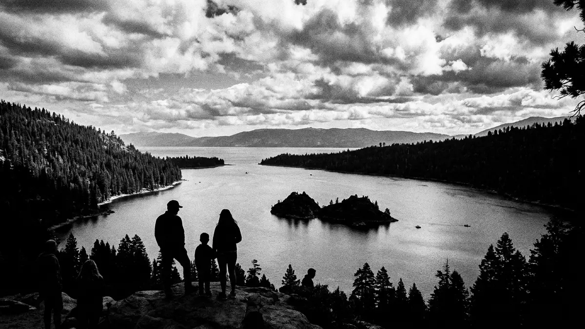 Schwarzweiss-Reportage vom Wahrzeichen Emerald Bay Lake Tahoe in South Lake Tahoe, USA
