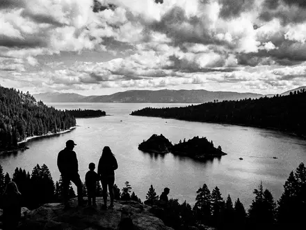 Schwarzweiss-Reportagebild vom Wahrzeichen Emerald Bay Lake Tahoe in South Lake Tahoe USA, dokumentarische Reisefotografie mit - Foto: THN