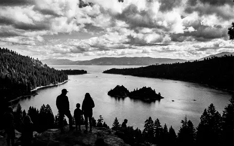 Schwarzweiss-Reportagebild vom Wahrzeichen Emerald Bay Lake Tahoe in South Lake Tahoe USA, dokumentarische Reisefotografie mit - Foto: THN