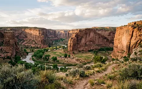 Editorialbild im Reisemagazin-Stil vom Wahrzeichen Canyon de Chelly in Chinle USA, ausgewogene Bildgestaltung und natuerliches - Foto: THN