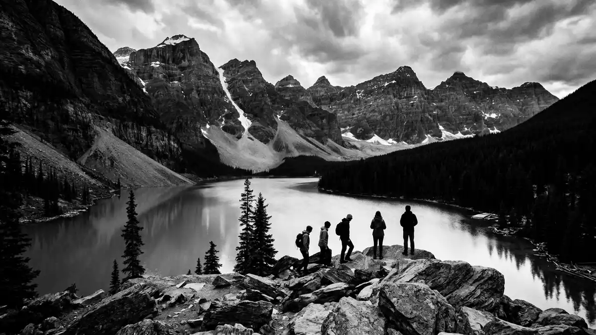 Schwarzweiss-Reportage vom Wahrzeichen Moraine Lake in Lake Louise, Kanada